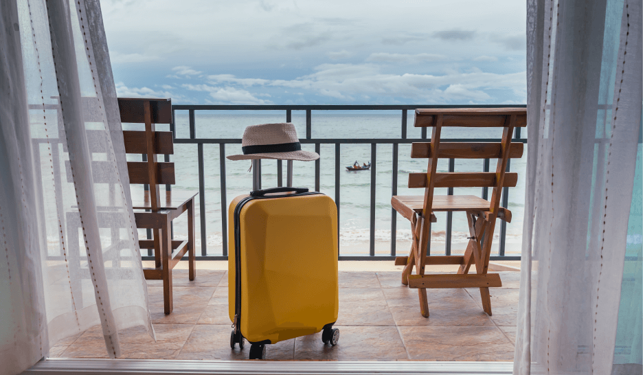 Viaggi di vacanze in salute, senza cimici dei letti bagaglio sul balcone con vista mare